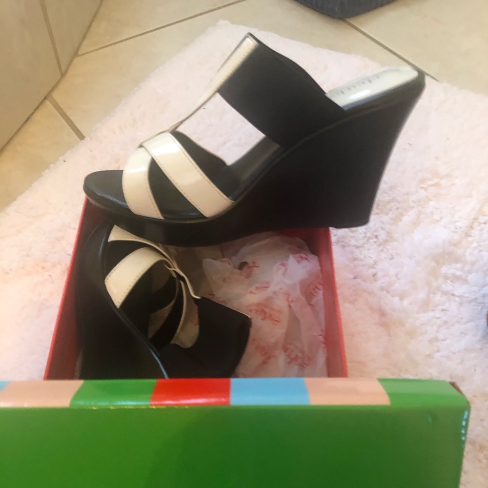 Brand new white strappy Sz 9 sandals